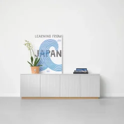 Aparador Beam, Gris claro, base de roble aceitado blanco