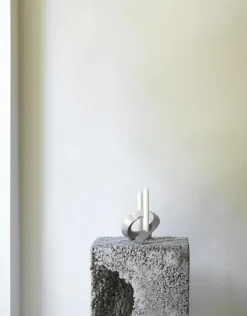Candelabro Crooked 2, Gris cálido