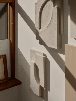 Decoración de pared Serif Relief S, Off white