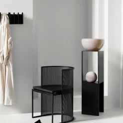 Perchero Column, Oak black lacquered