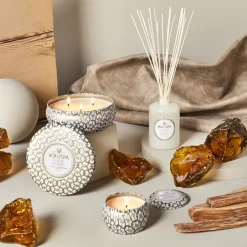 Vela perfumada Maison Blanc Mini Tin 25 horas, Suede Blanc