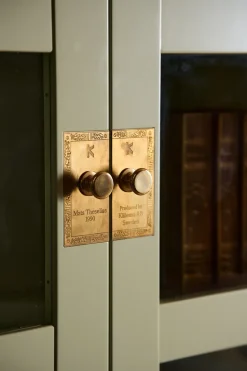 Vitrina para libros National Geographic, Base de haya amarilla - latón